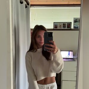 Barely worn super cute sweater!! Size medium